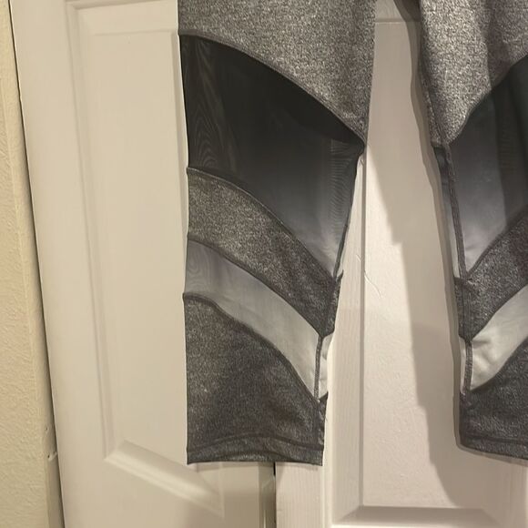 NWT C&C California Gray Capri Pants, Size Large - Picture 3 of 7